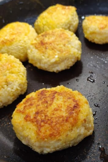 Crispy Cheesy Millet Patties – the easiest mealprep-friendly fingerfood
